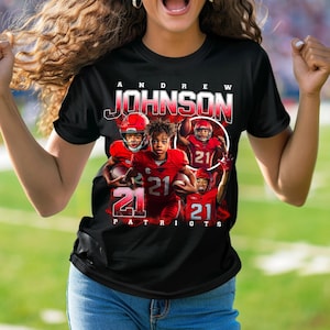 Puede incluir: Camiseta negra con un gr&aacute;fico rojo y blanco de un jugador de f&uacute;tbol con el nombre "ANDREW JOHNSON" y el n&uacute;mero "21" en &eacute;l. El texto "PATRIOTS" est&aacute; debajo del gr&aacute;fico.