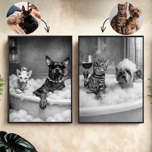 Puede incluir: Dos impresiones enmarcadas en blanco y negro. Una muestra un gato, un perro y un perro en una bañera con burbujas. La otra muestra un gato, un perro y un perro en una bañera con burbujas. Las mascotas llevan accesorios.