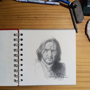 Portrait au crayon personnalisé – Format carte postale A6 dessiné à la main – Cadeau personnalisé pour vos proches ou occasions spéciales