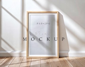 Minimalistischer Holzrahmen Mockup | Sunlit Wall Poster Rahmen Mockup | PSD & JPG Mockup für Kunstdrucke, Vertikal, Portrait, Digitale Downloads