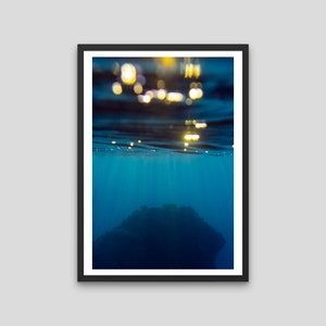 Decoración de pared con papel lustre y fotografías impresas, luces submarinas al atardecer