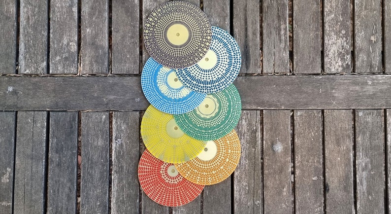 Puede incluir: Un juego de seis discos de lija con superficies abrasivas de diferentes colores. Los discos est&aacute;n apilados uno encima del otro, con el disco m&aacute;s grande en la parte inferior y el disco m&aacute;s peque&ntilde;o en la parte superior. Los discos son todos redondos y tienen un agujero en el centro para sujetarlos a una herramienta de lijado.