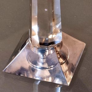 Small pyramid, Vogel V1 crystal stand – resin (Crystal NOT included)