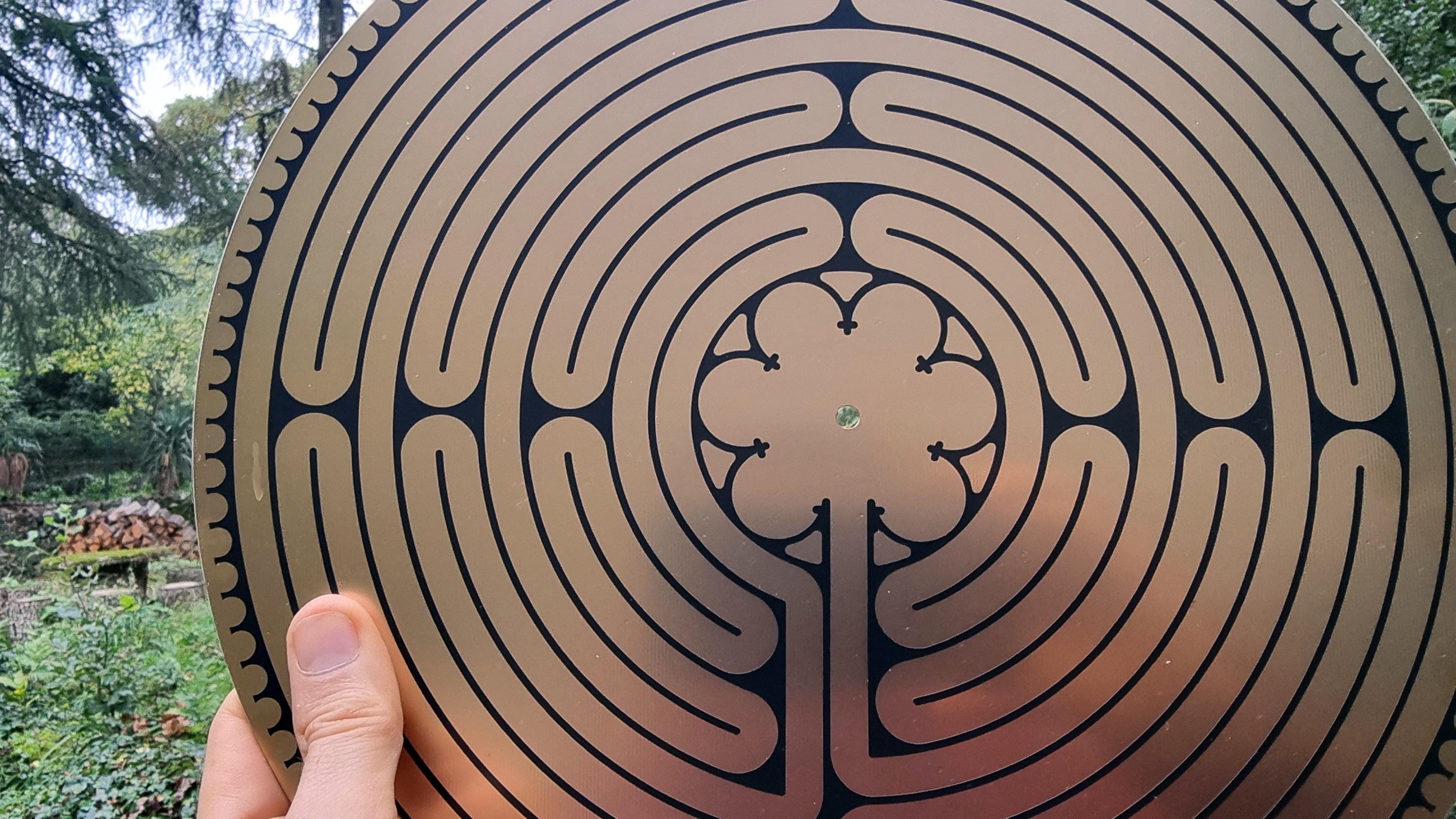 Pack Labyrinthe de Chartres : disques 20 cm, 10 cm, pendentif avec supports. - Héliquantix