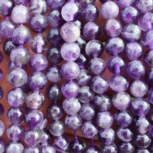 Amethyst-Chevron-Perlen, 6 und 8 mm, Fäden aus 22 bis 60 Natursteinen