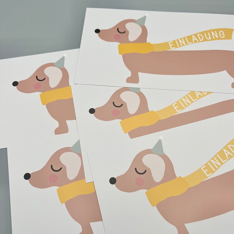 Puede incluir: Cuatro tarjetas blancas con un dachshund marr&oacute;n que lleva una bufanda amarilla y un gorro de fiesta. El texto "Einladung" est&aacute; en la bufanda del dachshund en la tarjeta superior.
