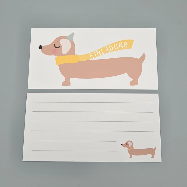 Puede incluir: Una tarjeta blanca con un dachshund marr&oacute;n que lleva una bufanda amarilla y un gorro de fiesta. La tarjeta dice "Einladung", que es alem&aacute;n para "Invitaci&oacute;n". La tarjeta tiene l&iacute;neas para escribir. Hay un dachshund marr&oacute;n m&aacute;s peque&ntilde;o en la parte inferior de la tarjeta.