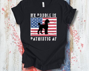 Könnte beinhalten: Schwarzes T-Shirt mit dem Text "MY POODLE IS PATRIOTIC AF." Das Design zeigt eine schwarze Pudelsilhouette vor einer amerikanischen Flagge.