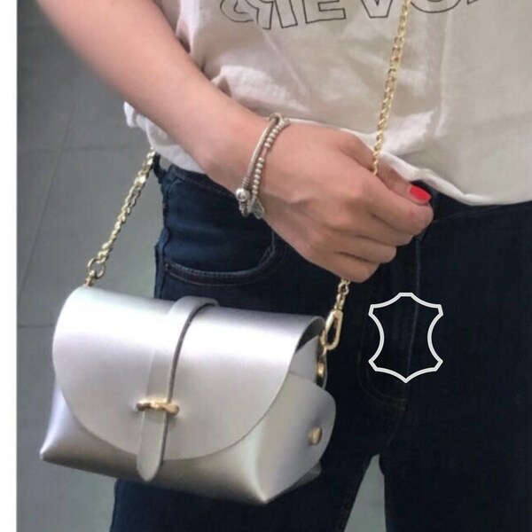 pochette, sac a main en cuir gris veritable argent