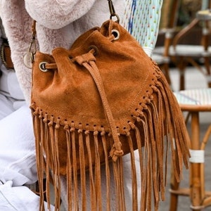 bolso foca bohemio con flecos en piel genuina, bolso estilo bohemio en ante Camel