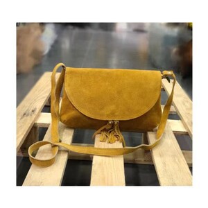 Sac en daim , boheme,Sac besace en cuir, Sac bandouliere en cuir nubuck,pompon jaune moutarde