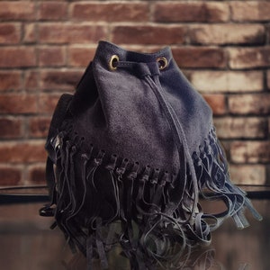 bolso foca bohemio con flecos en piel genuina, bolso estilo bohemio en ante Gris