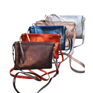 Tasche, Umhängetasche aus Satinleder und Handschlaufe, Bohemian-Stil, Pompon, Metallic-Ledertasche, Gold, Silber, schillernd