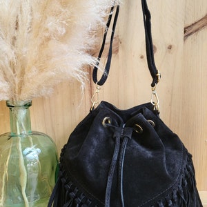 bolso foca bohemio con flecos en piel genuina, bolso estilo bohemio en ante Noir