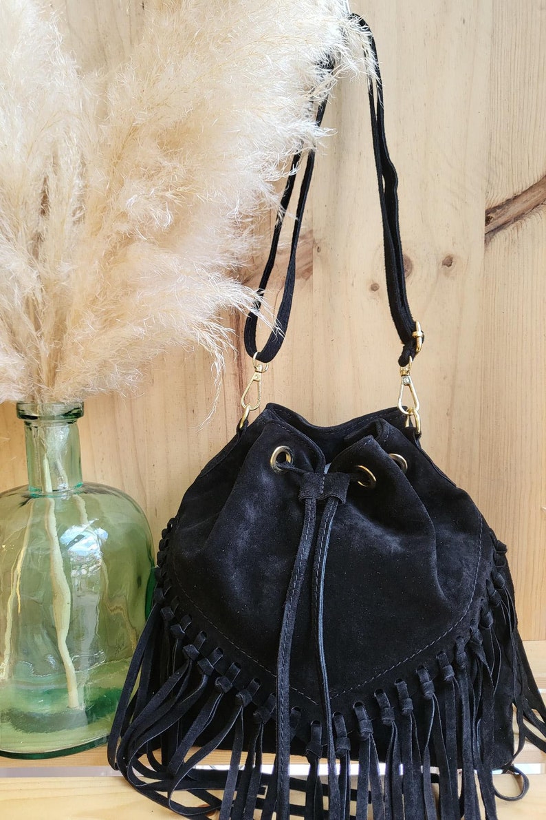 bolso foca bohemio con flecos en piel genuina, bolso estilo bohemio en ante Noir