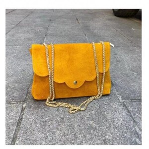 Sac en daim veritable , boheme , bandouliere a chainette,rabat Jaune