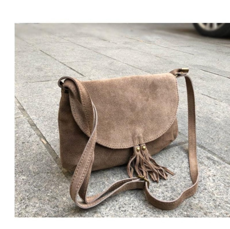 Sac en daim , boheme,Sac besace en cuir, Sac bandouliere en cuir nubuck,pompon Taupe