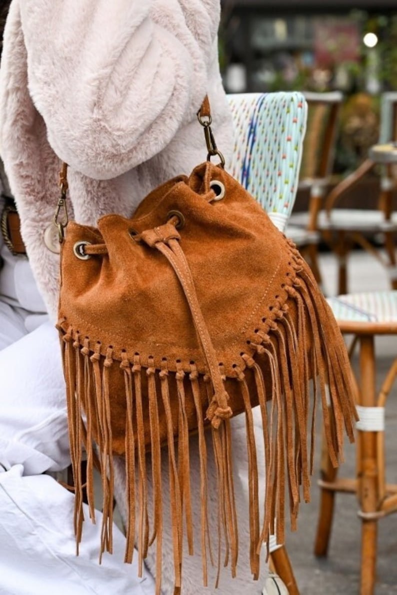 bolso foca bohemio con flecos en piel genuina, bolso estilo bohemio en ante Camel