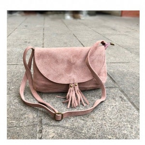 Sac en daim , boheme,Sac besace en cuir, Sac bandouliere en cuir nubuck,pompon Rose