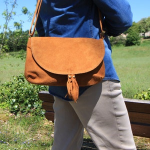 Sac en daim , boheme,Sac besace en cuir, Sac bandouliere en cuir nubuck,pompon Orange