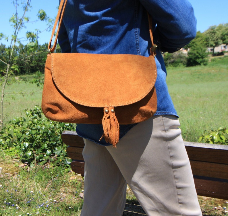 Sac en daim , boheme,Sac besace en cuir, Sac bandouliere en cuir nubuck,pompon Orange