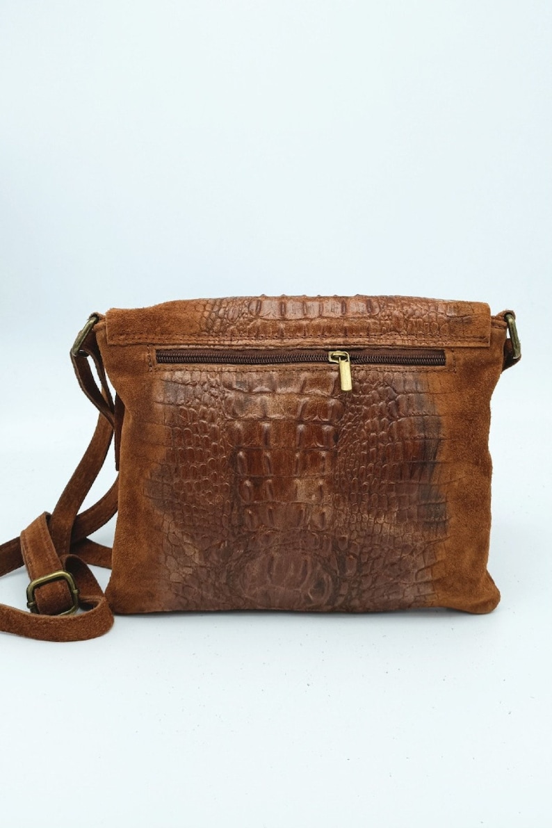 sac en daim cuir veritable ,effet crocodile marron image 2