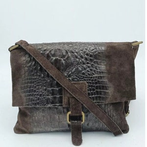 sac en daim cuir veritable ,effet crocodile marron image 6