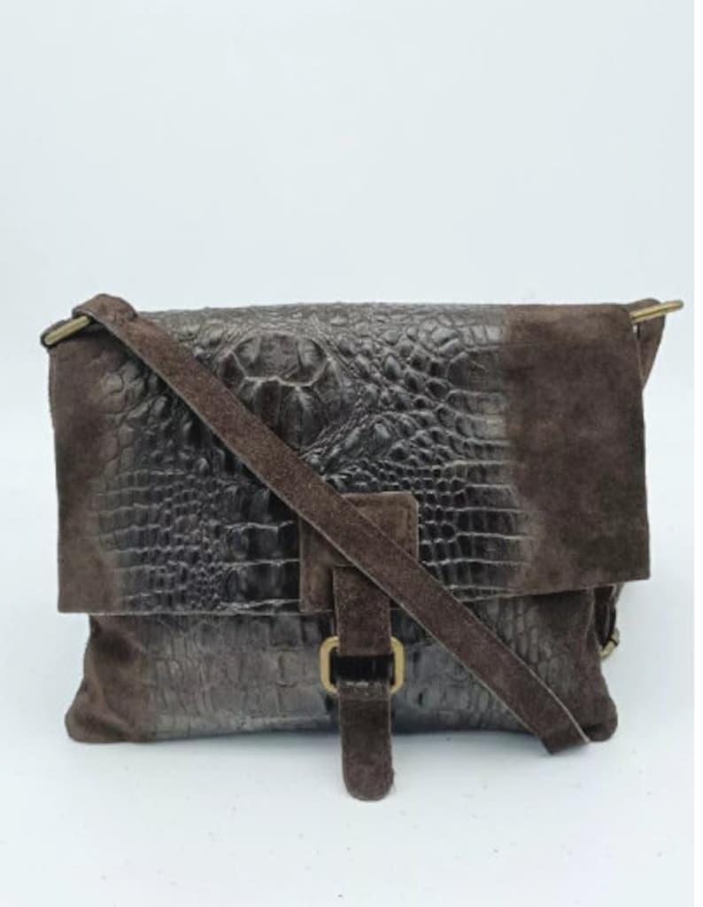 sac en daim cuir veritable ,effet crocodile marron image 6