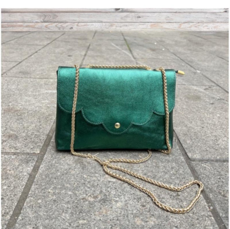 Sac en cuir veritable , boheme, satiné doré, chainette metal,pochette en cuir dorée, Vert