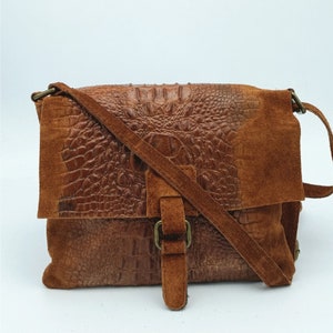 sac en daim cuir veritable ,effet crocodile marron image 1