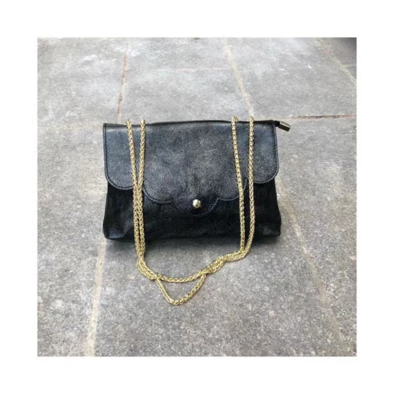 Sac en cuir veritable , boheme, satiné doré, chainette metal,pochette en cuir dorée, Noir