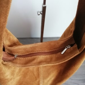 Women's leather tote bag with camel collar image 4