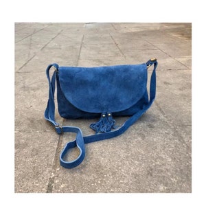 Sac en daim , boheme,Sac besace en cuir, Sac bandouliere en cuir nubuck,pompon bleu