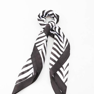 carre de soie ,foulard en soie femme rayé chevron,foulard moderne,abstrait ,cadeau pour elle , foulard élégant,foulard pour cheveux, Noir