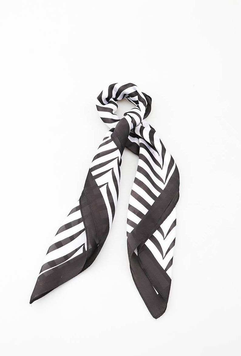 carre de soie ,foulard en soie femme rayé chevron,foulard moderne,abstrait ,cadeau pour elle , foulard élégant,foulard pour cheveux, Noir