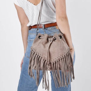 bolso foca bohemio con flecos en piel genuina, bolso estilo bohemio en ante taupe