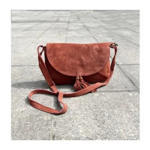 Sac en daim , boheme,Sac besace en cuir, Sac bandouliere en cuir nubuck,pompon brique