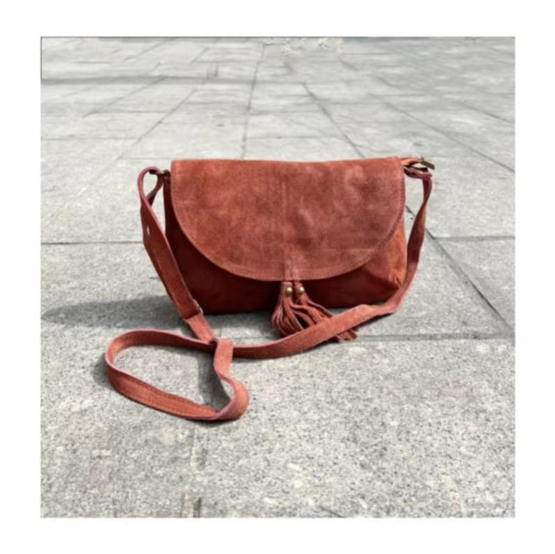 Sac en daim , boheme,Sac besace en cuir, Sac bandouliere en cuir nubuck,pompon brique