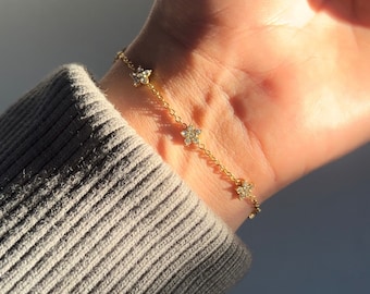 Pulsera de flores de oro de 18 quilates resistente al agua / Pulsera delicada y duradera para uso diario / Cadena floral minimalista para ella / Joya que no se deslustra