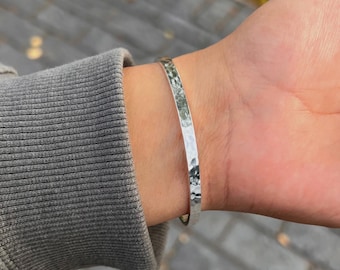 Sterlingzilveren manchetarmband, gehamerde manchetarmband, sterlingzilveren gehamerde armband, sierlijke sterlingzilveren armband, zilveren armband