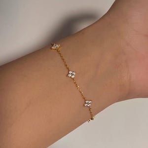 Bracelet fleuri délicat en argent sterling, breloque florale minimaliste résistante à la décoloration, bijoux empilables pour tous les jours, cadeau pour elle, cadeau de demoiselles d'honneur