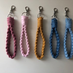 Brelok do kluczy z makramy na nadgarstek / węzeł kwadratowy w stylu boho / Nowoczesny brelok do kluczy z makramy / Ręcznie robiony brelok do kluczy z makramy na nadgarstek o długości 6 cali / Pasek do torebki w stylu boho