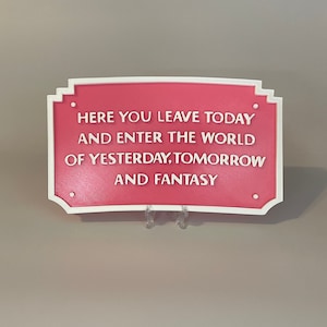 Here You Let Today - Disneyland Eingangsschild (Pink und Weiß)