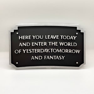 Bord entree wandelpad Disneyland Resort Park - Here You Leave Today - handgeschilderd Disney-bord - zwart en zilver