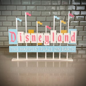 Disneyland Resort inspiriertes Stand-Up-Schild (Pink, Blau und Gold-Version)