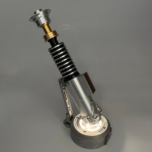 Vertikaler Lichtschwertständer mit LED-Licht (Stahlfinish)