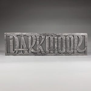 Replica Darkmoor-bord – Dark Universe bij Epic Universe | Universeel monstersdecor