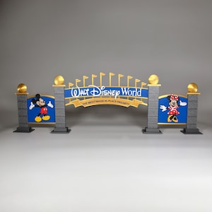 Könnte beinhalten: Ein blauer und goldener Torbogen mit dem Text "Walt Disney World The Most Magical Place On Earth" und Mickey Mouse und Minnie Mouse Figuren auf beiden Seiten.