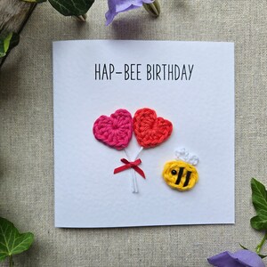 Hap-Bee Birthday - Glückwunschkarte, Gratulation, Geburtstag, Freundschaft, Tier Motiv, Biene, Hummel, Herz, Ballon, Gehäkelt, Vintage
