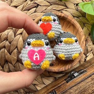 Llavero de pingüino personalizado, dije de pingüino regordete, Birbs, corazón, amor, amistad, regalo para pareja, amigurumi kawaii, primera letra, mini peluche